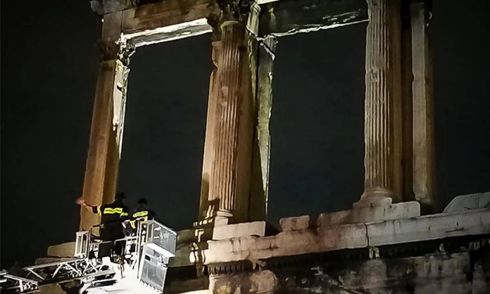 Drone σφήνωσε στην Πύλη του Αδριανού